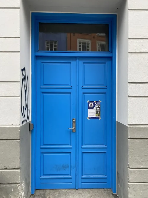 Fugemand udskifter fuger omkring dør i København